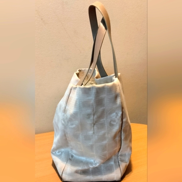 CHANEL Travel Ligne Tote - Picture 2 of 16